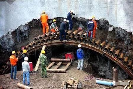 瀍河回族隧道钢花管支护案例